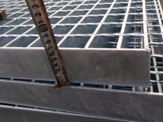 熱鍍鋅格柵板規(guī)格是怎么要求的？